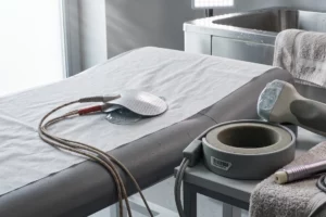 Zabieg elektroterapii w fizykoterapii na kończynę dolną gen. AI