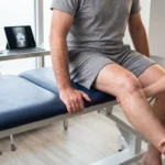 Pacjent podczas ćwiczeń rehabilitacyjnych po endoprotezie stawu kolanowego gen. AI